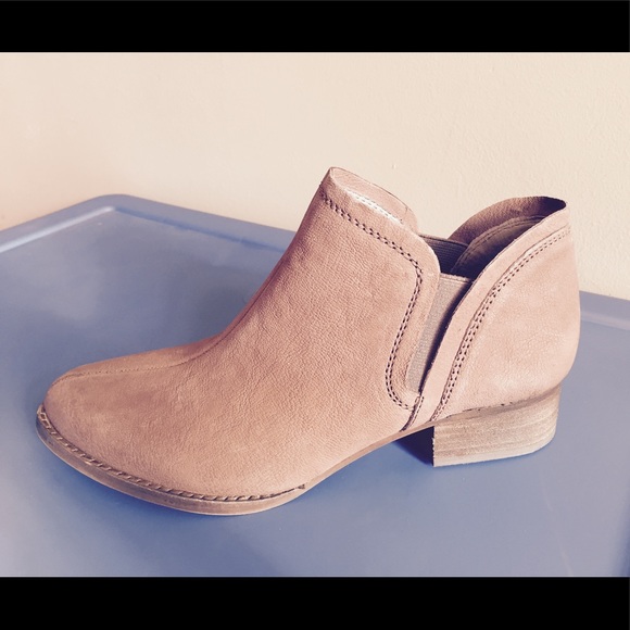 Vince Camuto Shoes - Vince Camuto "Carlal" bootie